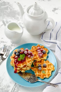 Çilek ve ahududu tepesi ile Belçika waffle