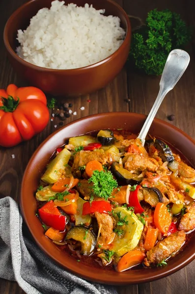 Guisado de carne com berinjela, cenoura, cebola, pimentão e abeto — Fotografia de Stock