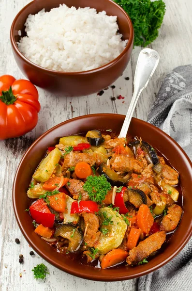 Meat stew with with eggplant, carrots, onions, peppers and zucch — Stock Photo, Image