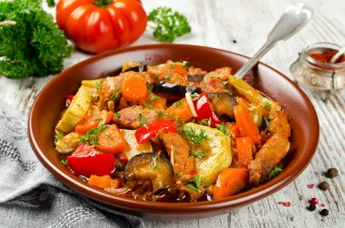 Et yahnisi ile patlıcan, havuç, soğan, biber ve zucch ile