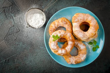 Ev yapımı vanilyalı süzme peynir çörek karanlık bir beton üzerinde kızarmış 