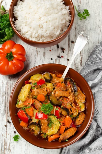 Estofado de carne con berenjena, zanahorias, cebollas, pimientos y calabacín — Foto de Stock