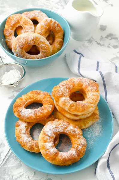 Donuts de queijo caseiro frito de baunilha em um concreto branco — Fotografia de Stock