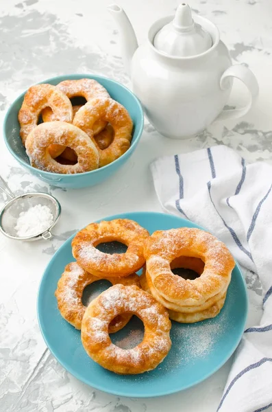 Donuts de queijo caseiro frito de baunilha em um concreto branco — Fotografia de Stock