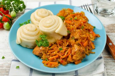 Bir gemi içinde pişmiş ekmeği ile lahana güveç