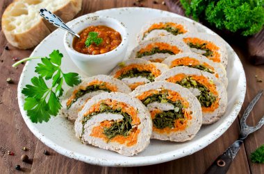 Maydanoz, peynir ve havuç ile rulo köfte