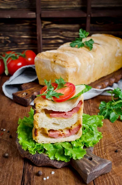 Brotpizza mit Wurst und Käse — Stockfoto