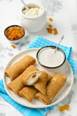 Süzme peynir ve kuru üzüm ile doldurulmuş krep