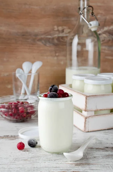 Свежий натуральный домашний органический йогурт с ягодами — стоковое фото