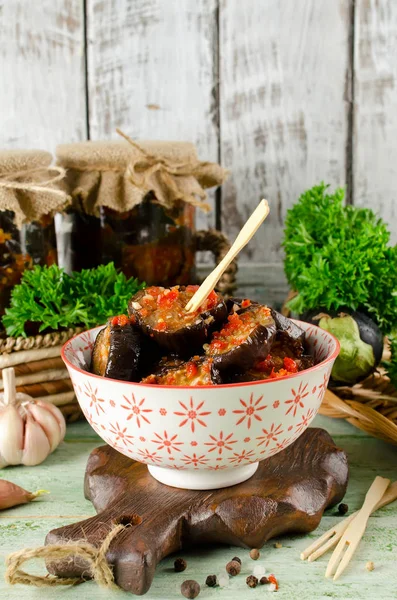 Aubergine in een kruidige tomatensaus — Stockfoto