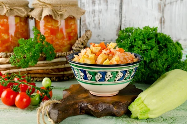 Salad with zucchini, rice and paprika — Stock Photo, Image
