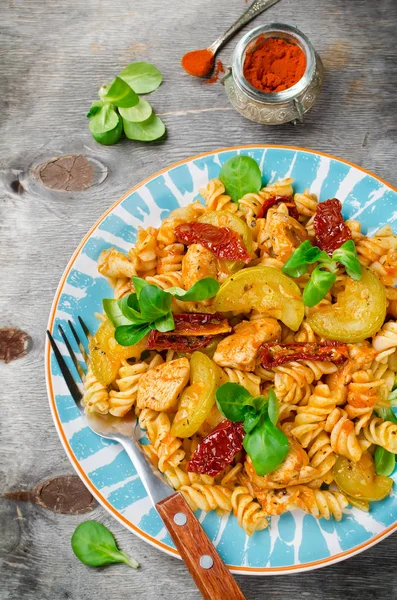 Fusilli con pollo, calabacín, tomates secados al sol y baby-sala — Foto de Stock