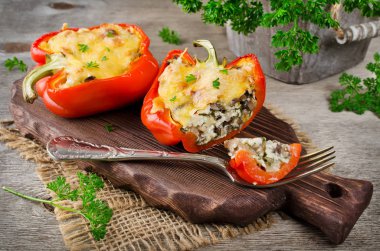 Fırında pişmiş tatlı paprikas Krema soslu mantar dolması 