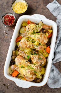 Patates, mantar, soğan ve havuç tavuk budu