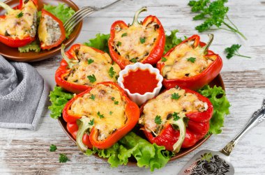 Fırında pişmiş tatlı paprikas Krema soslu mantar dolması 