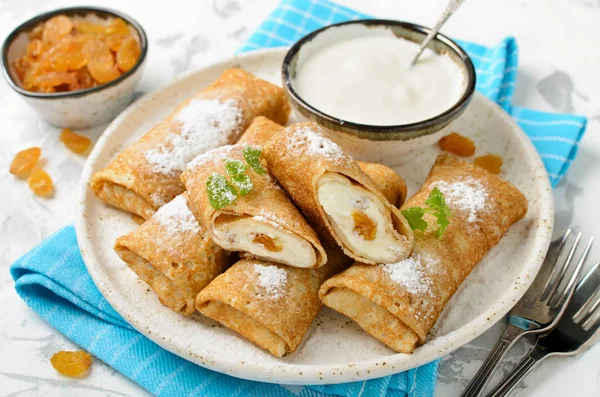 Pancakes stuffed with cottage cheese and raisins — Stock Photo, Image