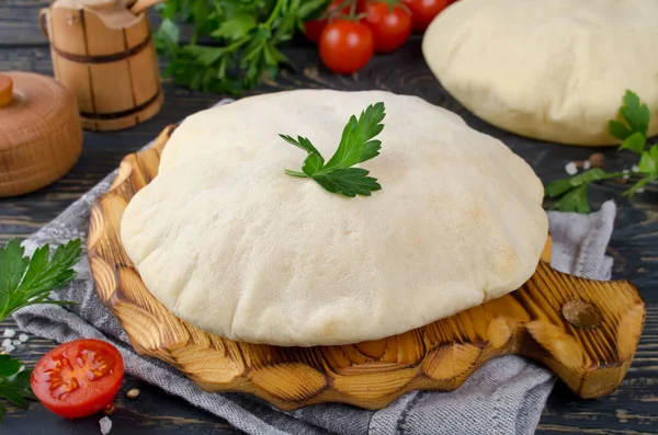 Домашній цілий піта - запечений ізраїльський плоский хліб — стокове фото