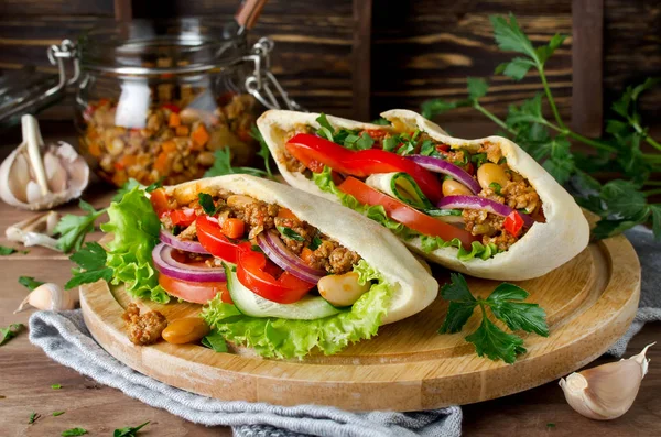 Pita bread sandwiches with meat, beans and vegetables — Stock Photo, Image