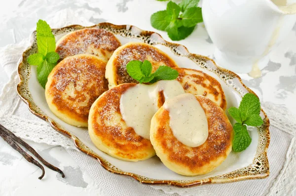 Homemade cottage cheese pancakes with vanilla sauce — Stock Photo, Image