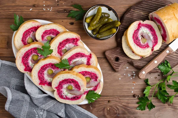 Сэндвич с филе сельди, луком, маринованным огурцом, сливками — стоковое фото