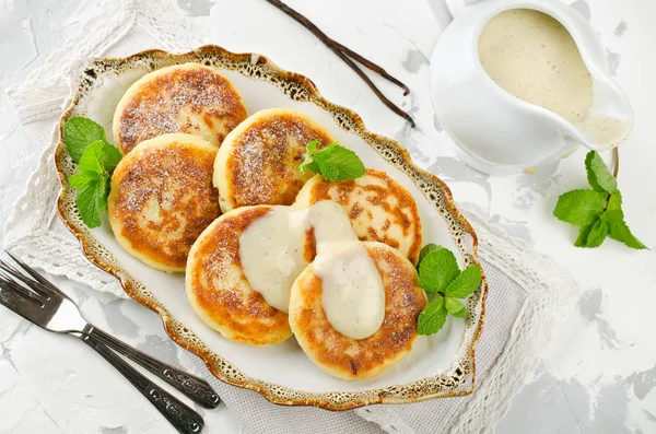 Homemade cottage cheese pancakes with vanilla sauce — Stock Photo, Image