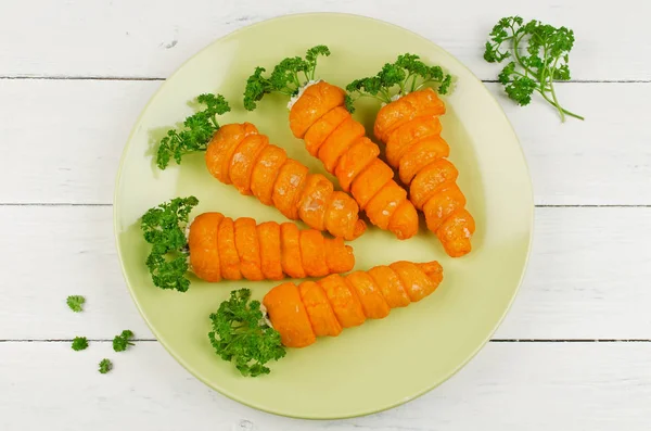 Листкове тісто у вигляді моркви з грибною начинкою — стокове фото