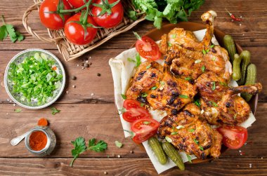 Tavuk kebap pide ekmek, domates ve salatalık turşusu ile