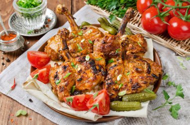 Tavuk kebap pide ekmek, domates ve salatalık turşusu ile