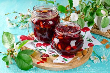 Apple ve badem üzerinde mavi bir arka plan ile kiraz reçeli