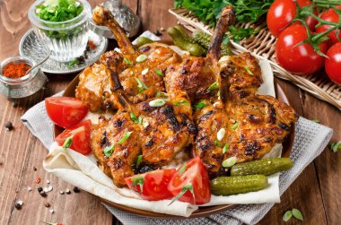 Tavuk kebap pide ekmek, domates ve salatalık turşusu ile