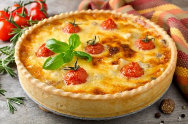 Taze ev yapımı pasta quiche Lorraine ahşap bir masa üzerinde pişmiş