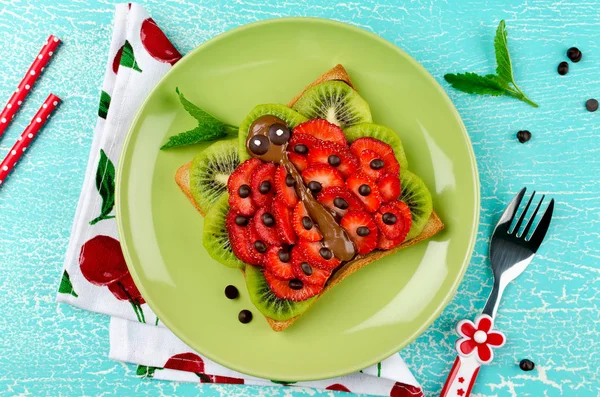 Komik uğur böceği yüz sandviç çocuklar aperatifler için — Stok fotoğraf