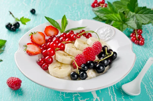 Овсяная каша с ягодами на завтрак — стоковое фото
