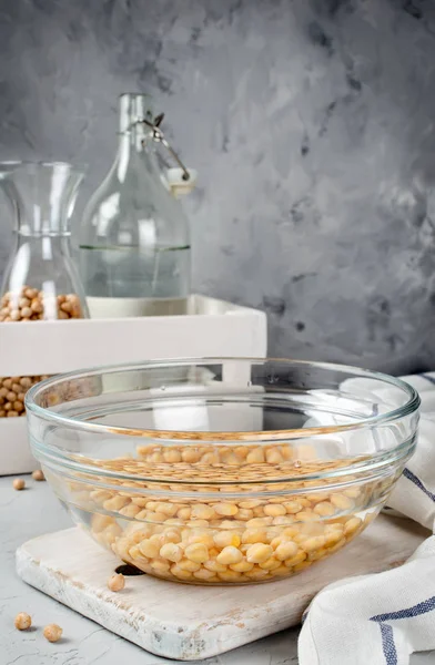 Garbanzo empapado en agua en un recipiente de vidrio — Foto de Stock