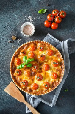 Fırından yeni çıkmış bir beton backgro ev yapımı pasta quiche Lorraine