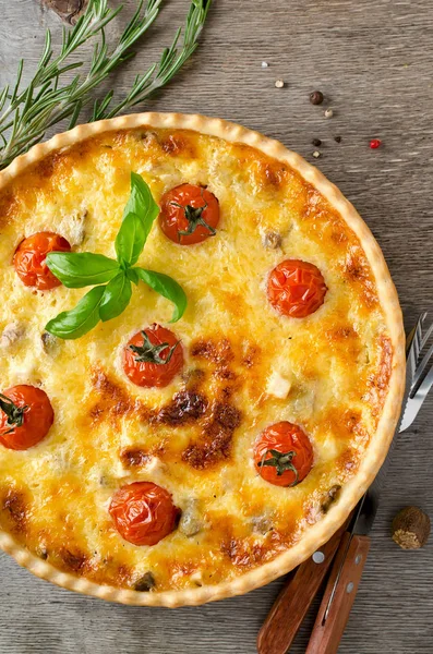 Taze ev yapımı pasta quiche Lorraine ahşap bir masa üzerinde pişmiş