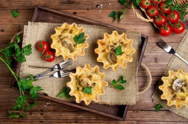 Mini metal formlardaki ev yapımı kiş pasta pişmiş