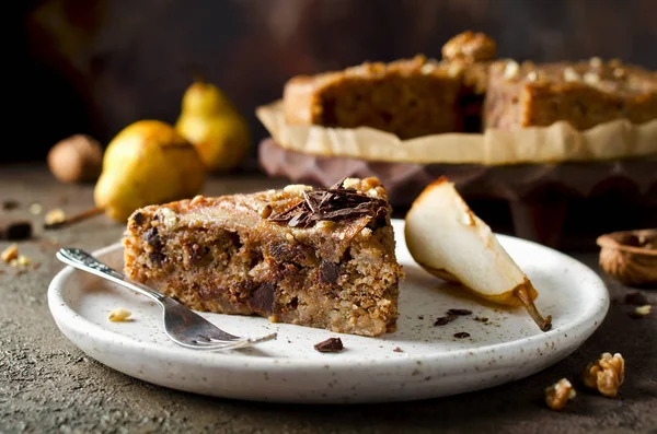 Torta de pêra com nozes e lascas de chocolate — Fotografia de Stock