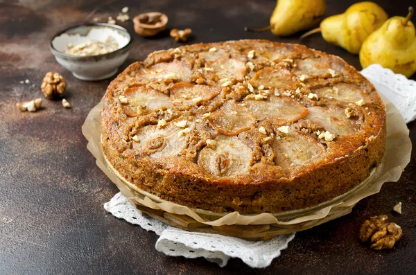 Torta de pêra com nozes e lascas de chocolate — Fotografia de Stock