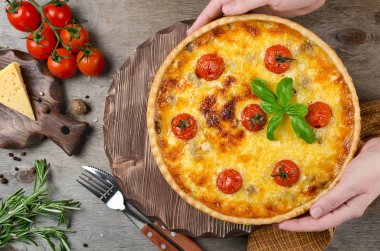 Taze ev yapımı pasta quiche Lorraine ahşap bir masa üzerinde pişmiş