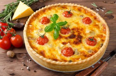 Taze ev yapımı pasta quiche Lorraine ahşap bir masa üzerinde pişmiş