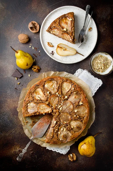 Torta de pêra com nozes e lascas de chocolate — Fotografia de Stock