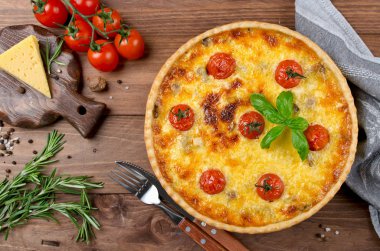 Taze ev yapımı pasta quiche Lorraine ahşap bir masa üzerinde pişmiş