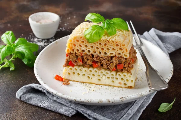 Запеканка Pastitsio с макаронами и мясом — стоковое фото