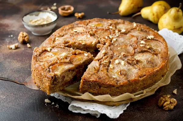 Torta de pêra com nozes e lascas de chocolate — Fotografia de Stock