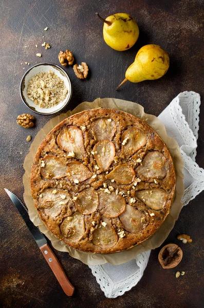 Грушевый пирог с грецкими орехами и шоколадной крошкой — стоковое фото