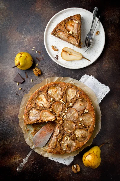 Torta de pêra com nozes e lascas de chocolate — Fotografia de Stock