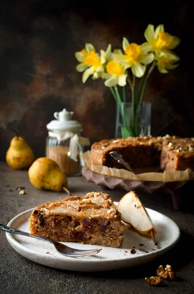 Грушевый пирог с грецкими орехами и шоколадной крошкой — стоковое фото