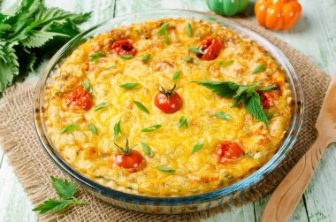 Süzme peynir ve ısırgan kiş pasta. Ev yapımı destek