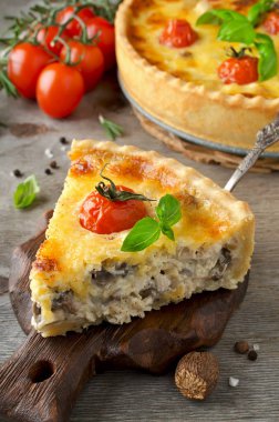 Taze ev yapımı pasta quiche Lorraine ahşap bir masa üzerinde pişmiş